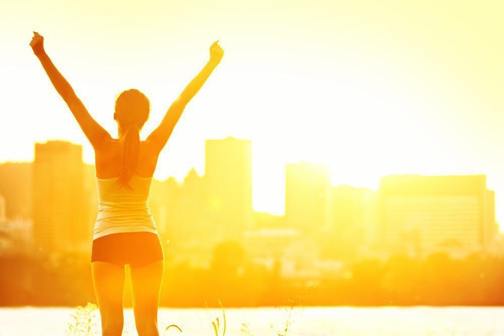 4 beneficios de la luz solar para la salud y cuánta debes tomar